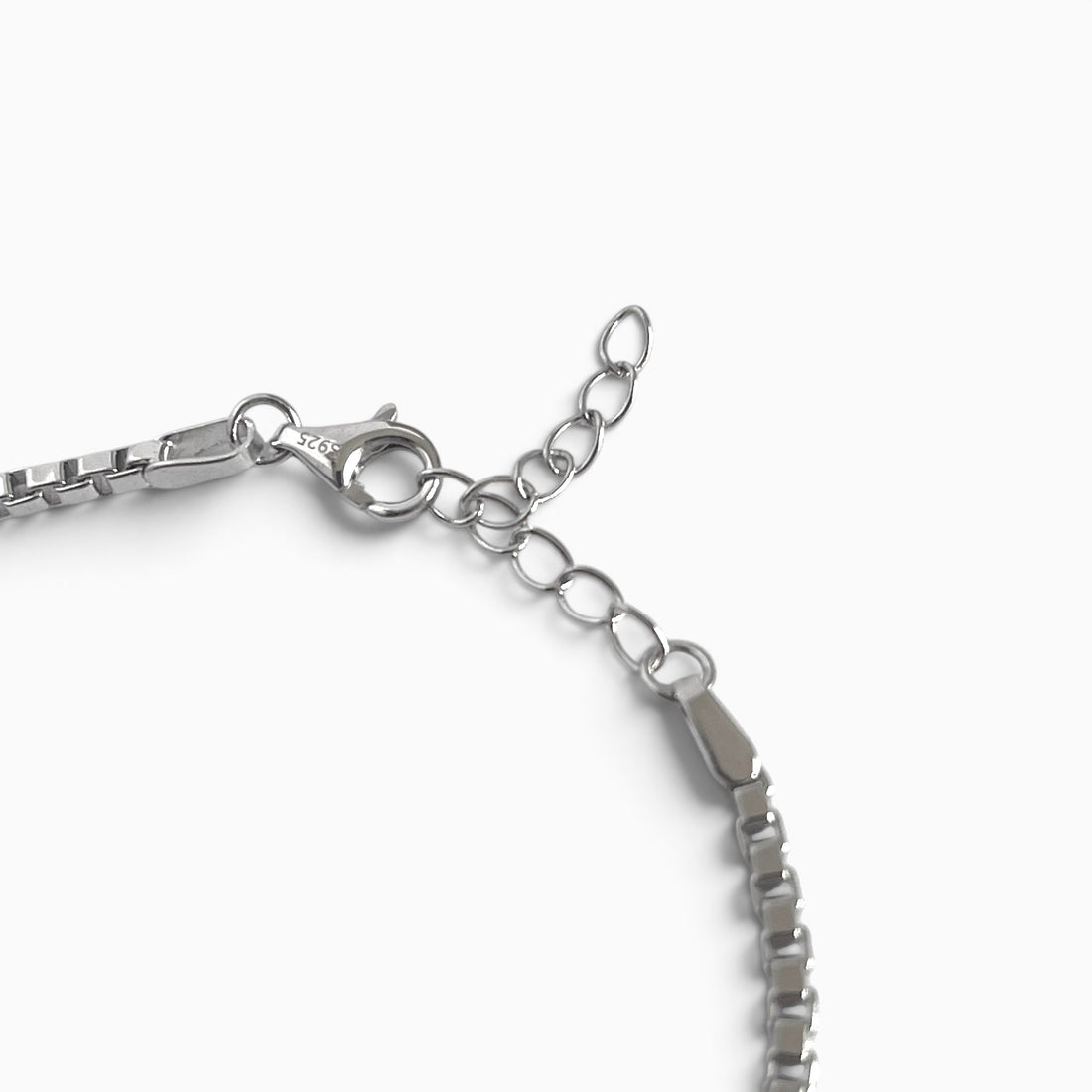 Fermoir mousqueton et chaîne de rallonge d'un bracelet Vénitien en argent 925 rhodié, zones à bien rincer et sécher
