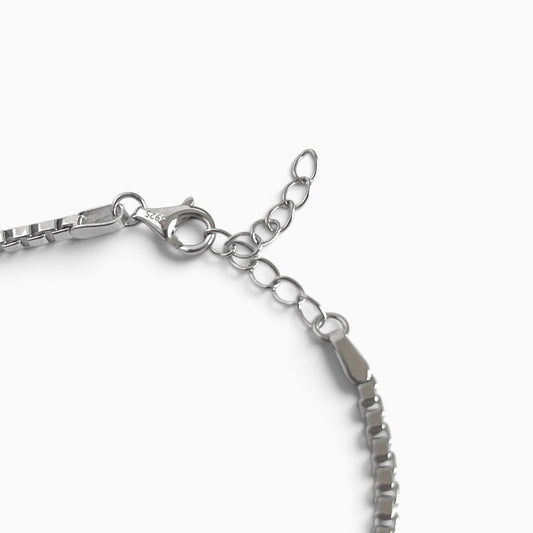 Fermoir mousqueton et chaîne de rallonge d'un bracelet Vénitien en argent 925 rhodié, zones à bien rincer et sécher