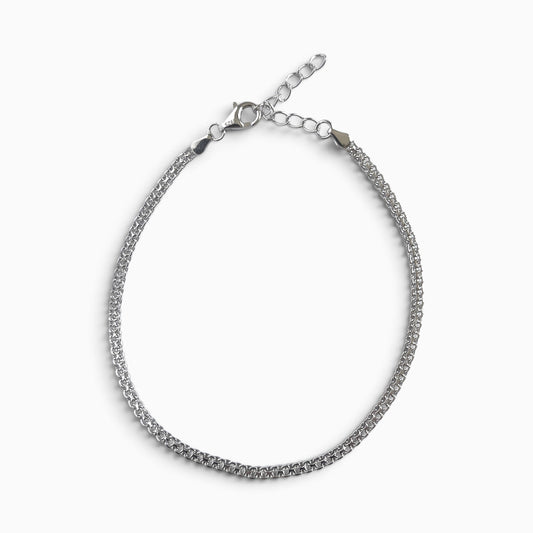 Bracelet chaîne en argent rhodié maille tank posé à plat, avec fermoir mousqueton et chaîne de rallonge