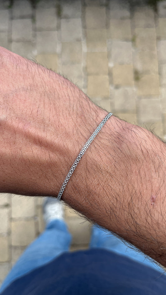 Bracelet chaîne maille Tank en argent porté au poignet d'un homme