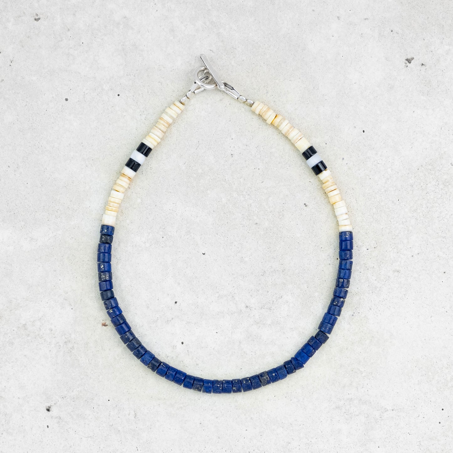Bracelet Hozho heishi en lapis-lazuli, melon shell, howlite, onyx et argent (3mm)